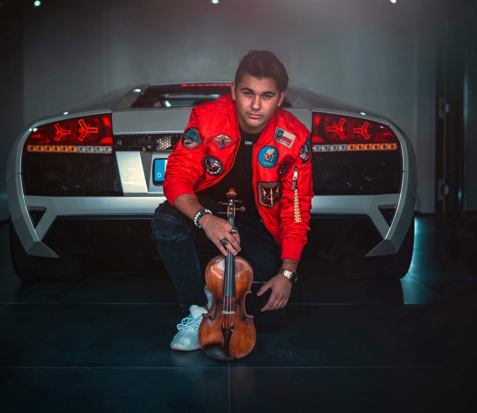 Noah Leonne mit Geige neben einem Lamborghini, 2019